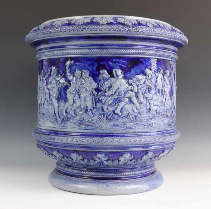 Duitsland, grijs-blauw steengoed 'gres' cache-pot, ca. 1900, met reliëffries van feestende figuren