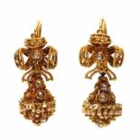 India, paar gouden oorhangers ieder bestaande uit een strik, waaronder een pendant. Geheel