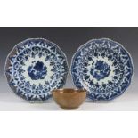 China, capucijner kom en paar blauw-wit porseleinen diepe borden, Qianlong, de borden met decor