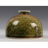 China, fraai gevormde porseleinen waterpot, 19e/20e eeuw, met sang-de-boeuf glazuur waarin