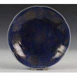 China, poederblauw porseleinen gelobd schoteltje, Kangxi, met verguld decor van lotussen. Gemerkt