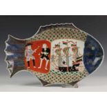 Japan, Imari dienschaal in vorm van vis, 20e eeuw, met decor van Westerlingen l. 37 cm. [1]