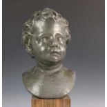 Tinnen buste, ca. 1920; Kinderkopje, op coromandelhouten voet h. 30/42 cm. [1]