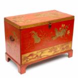 Rood en verguld gelakt houten kist, ca. 1900, chinoiserie van oa. kippen, pauwen en bloesemtakken.
