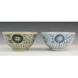 China, twee blauw-wit porseleinen kommen, 17e/18e eeuw, met Ming motieven diam. 19 cm. [2]