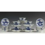 China, serie van vijf blauw-wit porseleinen kop en schotels en elf bakjes, 19e eeuw, met Kangxi