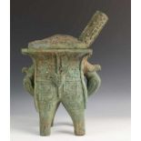 China, groen gepatineerd bronzen vat in archaïsche stijl op vier poten h. 40, 21 x 21 cm. [1]