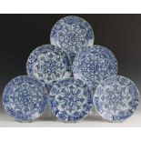 China, serie van zes blauw-wit porseleinen borden, Kangxi, met decor van lotusbladvormige cartouches