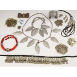 Diverse zilveren en onedele sieraden w.o. brede armbanden en schakel colliers [zk