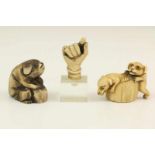 Japan, benen en ivoren netsuke en ivoren fragment; in vorm van hand l. ca. 3 cm. [3]