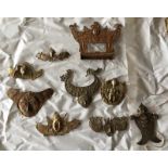 Molukken, collectie metalen pendanten en miniatuur altaar [ds]