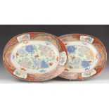 Japan, paar Arita Imari dienschalen in Hichozan stijl, laat Edo-vroeg Meiji periode, met decor van