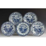 China, zeven blauw porseleinen borden en schalen, Qianlong (defecten) diam. 23-36 cm. [7]