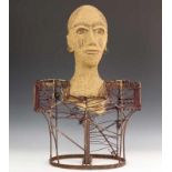 Cheikh Diouf (geb. 1949 Senegal), terracotta buste, gemodelleerd op ijzeren open constructie in de