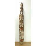 PNG, Sepik, beschilderd houten muurmasker, bekroond met staand voorouderfiguur [1]
