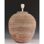 Geribd terracotta lampvoet h. 40 cm. Uit het bezit van een Duitse baron [1]