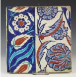 Perzië, antiek polychroom tegel, Iznik met decor in twee banen van bloemen in rood, blauw en