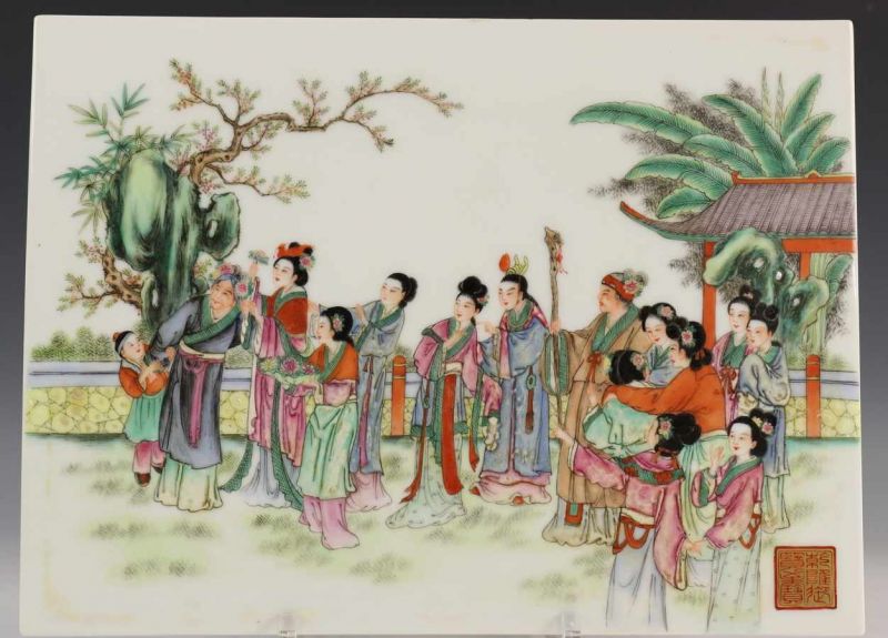 China, porseleinen plaquette, 20e eeuw, met famille rose decor van figuren bij prieel. Gemerkt met