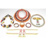 Zuid Afrika, diverse kralen colliers en armbanden w.o. Kenia, Masai, halsbanden. [zk]