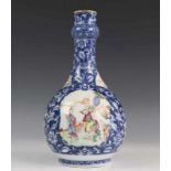 China, blauw-wit porseleinen puntvaas, vroeg Qianlong, met decor van bloesem en cartouches met
