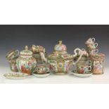 China, Kantonees porseleinen theeservies, 19e eeuw, bestaande uit: theepot, dekselpot, pattipan, zes
