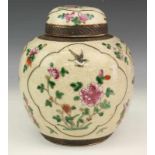 China, craquelé gemberpot, begin 20e eeuw, met famille rose decor h. 22 cm. [1]