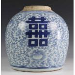 China, blauw-wit porseleinen gemberpot, 19e eeuw, met vol decor van bloesem en karakter (haarscheur)