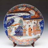 Japan, kapitale Imari schotel, Meiji/Taisho periode, met decor van figuren in landschap op '