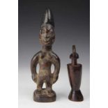 Yoruba, Ibeje figuur en Zaramo, mwana hiti pop. h. 27 en 16,5 cm. [2]