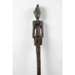 Senufo, houten oogststaf, tefalipitya bekroond met een zittend vrouwfiguur h. 122 cm. [1]