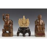 China, speksteen groep en twee houten beelden (één defect) [3]