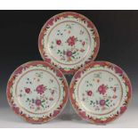 China, serie van drie grote famille rose schotels, Qianlong, met decor van pioenrozen, vergulde