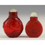 China, twee rood glazen snuifflesjes, waarschijnlijk Qing dynastie, met reliëf van libellen/