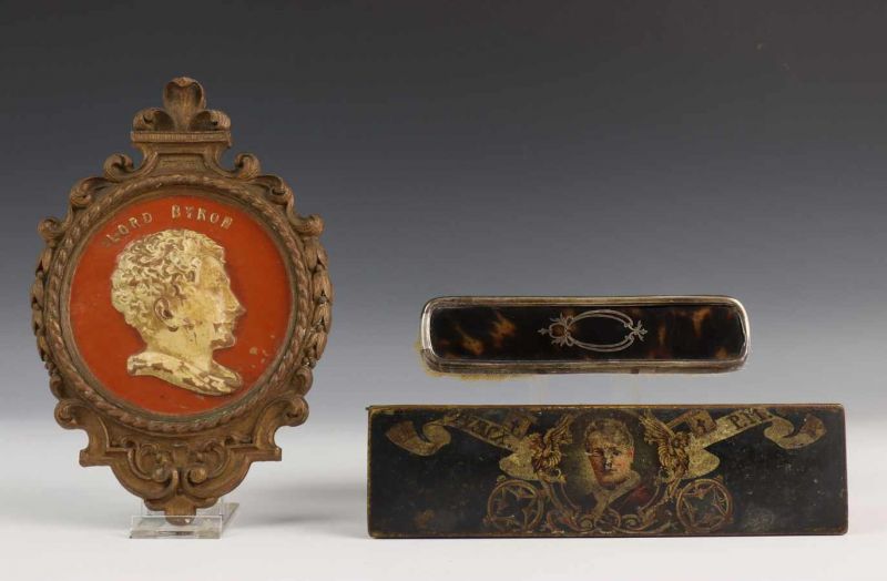 Plaquette, schildpad borstel en papier-maché pennendoos, o.a. met portret Byron en Pius X [3]