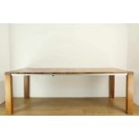 Rechthoekige houten tafel, 'Vivre Largo', Leolux. Met tussenblad 219 x 100 en h. 75 cm. Tussenblad