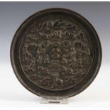 China, bronzen ronde spiegel, Qing dynastie o.a. met reliëf van figuren, tempels en dieren. diam.