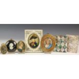 Vier miniaturen en twee parelmoeren etuis, 19e eeuw [6]