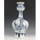 Delft, blauw aardewerk knobbelvaas naar 18e eeuws voorbeeld met Chinoiserie decor van voorname