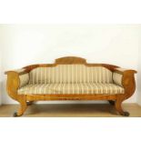 Zweden mahoniehouten sofa ingelegd met classicistische voorstellingen van harpspelers en ornamenten,