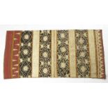Sumatra, Lampung, ceremoniële sarong, tapis, katoen, zijde met metaaldraadversiering. 119 x 62 cm.