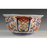 Japan, kantige Imari kom, Miji periode, met decor in vakwerk 24 x 23 cm. [1]