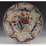 Japan, Imari schotel, eind 18e eeuw, Edo periode, met decor van kostbaarheid en bloesem, de rand met