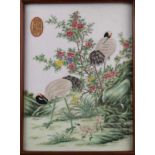China, porseleinen plaquette, 20e eeuw, met famille rose-verte decor van twee kraanvogels. Gemerkt