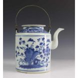 China, grote blauw-wit porseleinen theepot, 19e eeuw, met decor van bloemen bij rots, met metalen