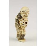 Japan, ivoren netsuke, Meiji Periode, in de vorm van staand figuur met bolvorm in de handen waarin