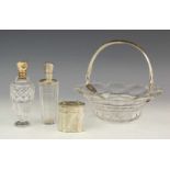 Twee kristallen parfumflacons, geslepen kristallen hengselmand, 19e eeuw en loderein doosje; één
