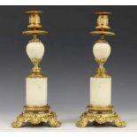 Paar verguld bronzen éénlichts kandelaars, eind 19e eeuw, met deels marmeren stam h. 29 cm. [2]