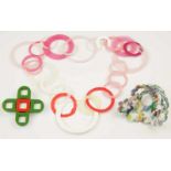 Kunststof ring, Karin Seufert, collier en Mikiko Minesaki, broche Ring van diverse kleuren kunsstof,