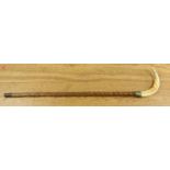 Bamboe wandelstok, ca. 1900, de greep in vorm van slag- of zwijnentand [1]