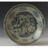 China, blauw-wit Swatow bord, Ming dynastie, met decor van fazant bij rots, de rand met vier